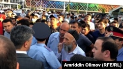 Даҳҳо нафар мусофирони дармонда, рӯзи 26-уми май, дар назди Фурудгоҳи Душанбе таҷаммуъ карданд.