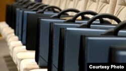 Акматбек Келдибековдун орточо айлыгы 80, Нариман Түлеевдики 55 миң сомду түзөт. 