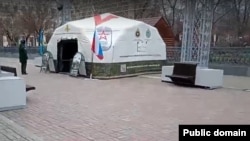 Пустой вербовочный павильон в Березниках. Россия, Пермский край, 2025 год