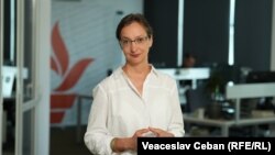 Regizoarea Leontina Vatamanu în redacția Europei Libere de la Chișinău.