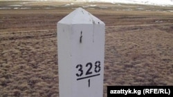 Столб на кыргызско-казахской границе, Кок-Сай, 22 марта 2013 года.