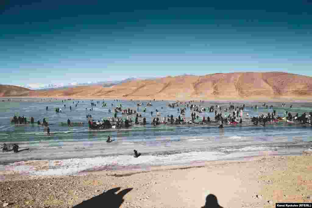 Озеро Ара-Коль. Оно находится в Кочкорском районе - примерно в 30 километрах от райцентра.