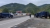 Patrola policije Kosova u blizini severnog kosovskog graničnog prelaza Jarinje, 21. septembra 2021. 