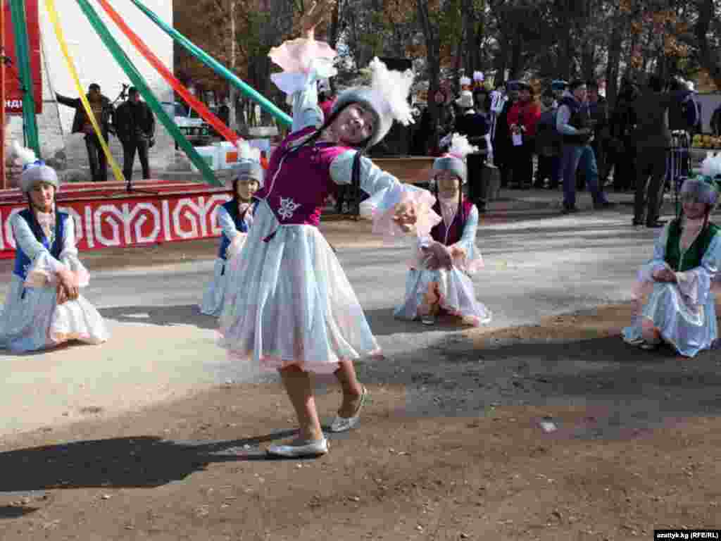 Кочкордо уюштурулган "Алма" фестивалы ыр-күү, бийлер менен коштолду. 2010-жыл.  - 2010-жылы 30-октябрда Нарын облусуна караштуу Кочкор районунун борборунда дыйканчылыкты, багбанчылыкты жана туризмди өөрчүтүү үчүн  “Алма” фестивалы өткөрүлдү. 