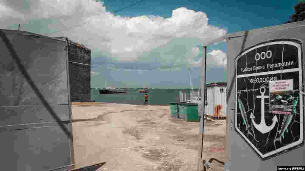 "Volna Revolütsii" balıq zavodı şeerni balıqnen temin ete. Saba saat 9-da kilosı 120 rubleden olğan stavridanı ketireler. Müşteriler onı bir qaç daqqada alıp bitireler