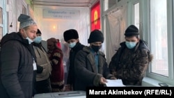 Оштогу лөлү улутундагылар добуш берүүдө.