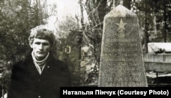 Алесь Бяляцкі ў маладосьці, архіўнае фота