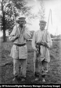 Bărbați neidentificați, surprinși într-o fotografie care făcea parte din arhiva personală a arheologului ucrainean Fedir Vovk.