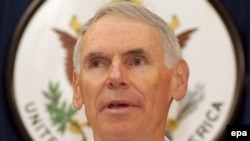 دریاسالار فالون خواستار تاکید بیشتر بر گفت و گو و دیپلماسی در ارتباط با پرونده هسته ای ایران شده است.