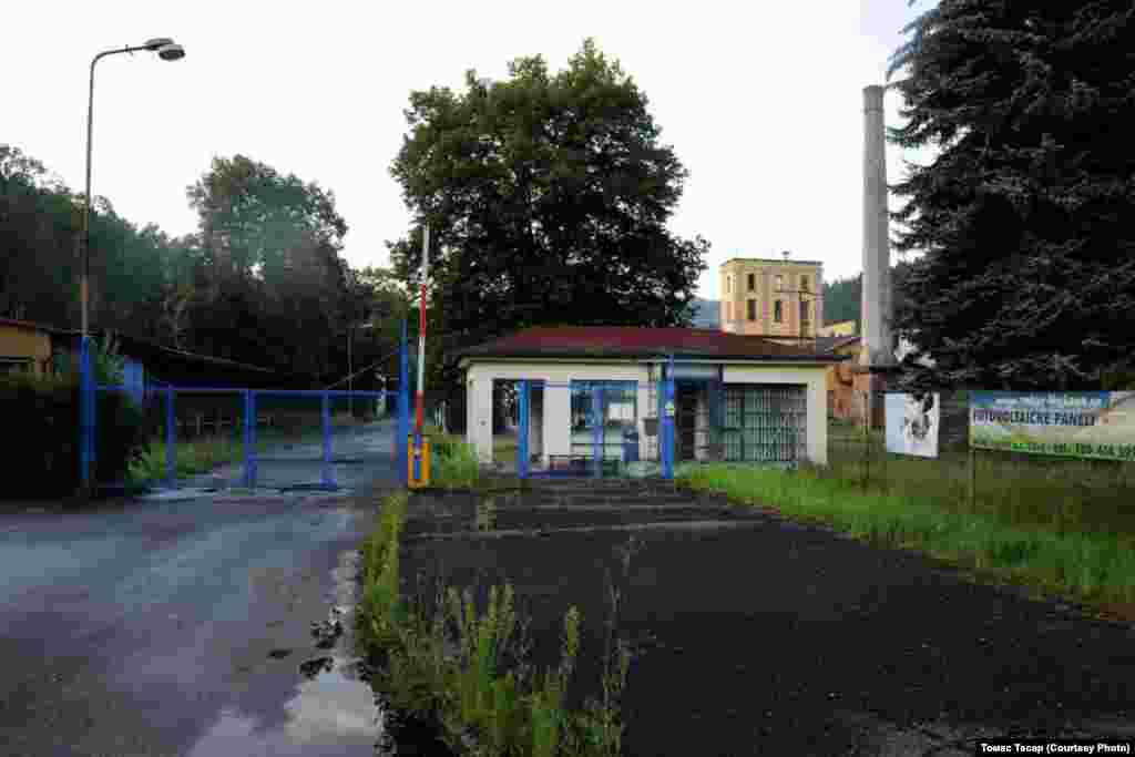 "Было время, когда через эти голубые ворота завода фирмы Liglass люстры развозили по всем странам мира", - вспоминают местные жители. Предприятие сотрудничало с известным фотографом Яном Саудком и архитектором Яном Каплицким. В торговом реестре говорится, что в этом здании располагается и фирма Liglass Trading CZ. &nbsp;