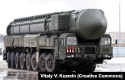 Руска ракета "Топол-М" върху мобилна ракета-носител.