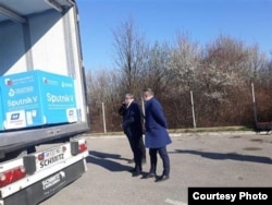 Босния жана Герцеговина федерациялык өлкөсүнүн сербдерге таандык аймагына "Sputnik V" вакцинасынын алгачкы 20 миң дозасы жеткирилди. Банйа Лука. 2021-жылдын 8-марты.