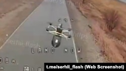 Руски фиброоптичен дрон по време на полет.