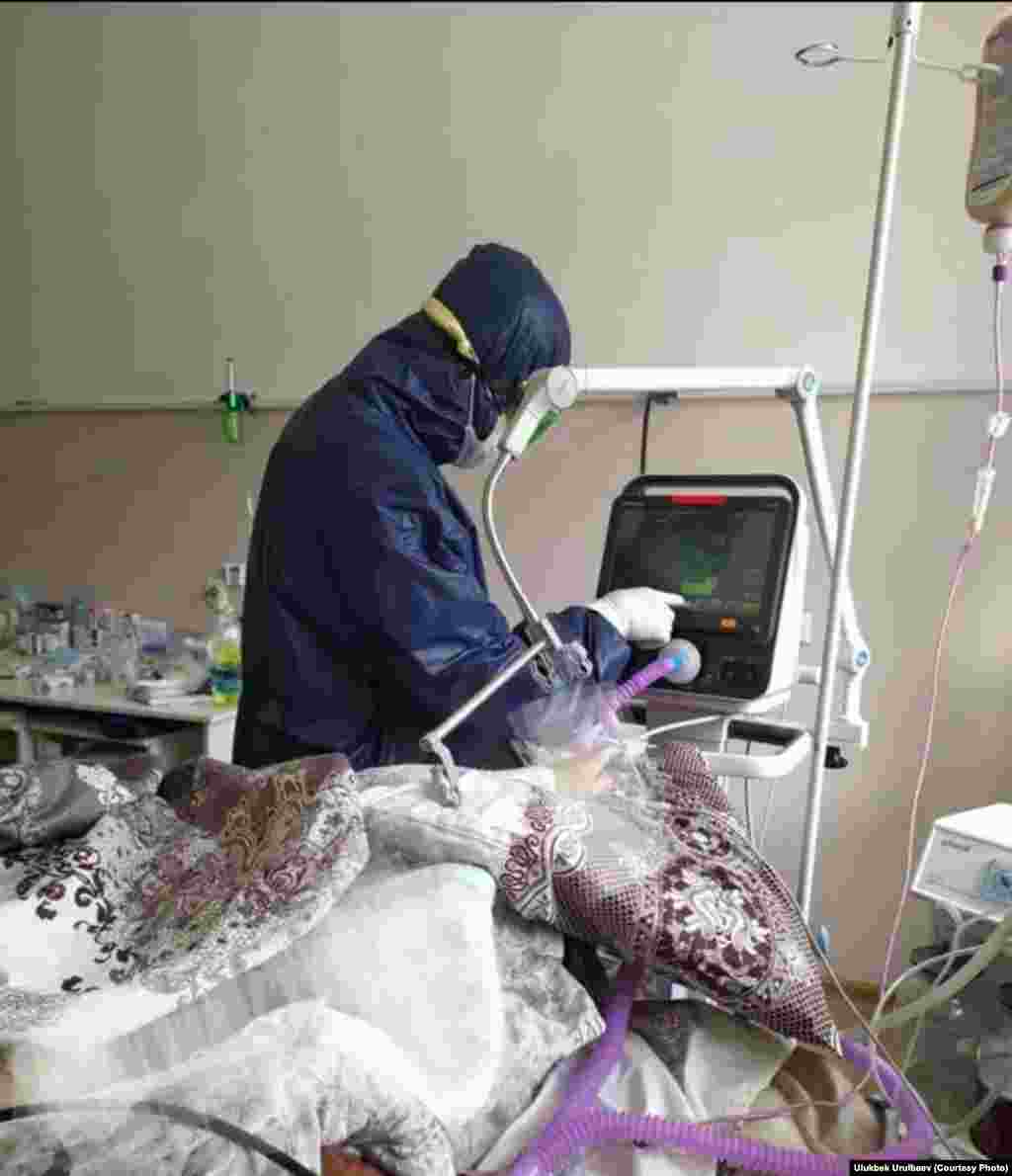 Ноокат аймактык ооруканасынын реанимация бөлүмүндө иштеп жаткан врач-реаниматолог Улукбек Урулбаев "Азаттык" радиосуна берген маегинде бир айдан бери үйүнө барбай иштеп жатканын айткан.&nbsp;