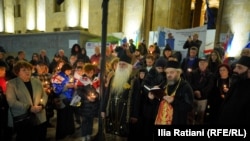 მამა დოროთე (ყურაშვილი ) და მამა შიო (კვარაცხელია) რუსთაველის აქციაზე