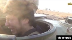 Скриншот видеозаписи показывает плачущего перед  атакой узбекского боевика-смертника Джафар аль-Таййара. Сирийский город Фуа, 20 сентября 2015 года. 