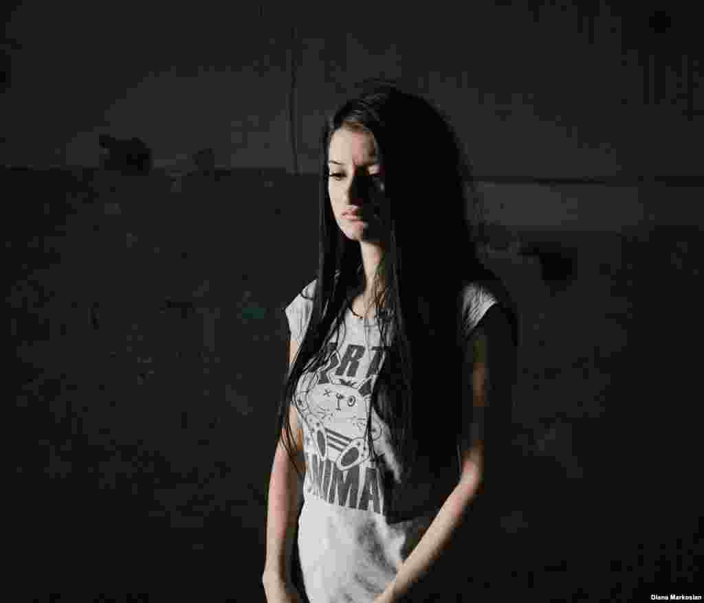 2004 წლის 1 სექტემბერს კრისტინა ძგოევა 11 წლის იყო. იგი სკოლაში დედასთან და ათი წლის დასთან, ძერასთან ერთად მივიდა. მას შემდეგ, რაც ისინი მძევლად აიყვანეს, ისინი ცდილობდნენ, ერთად ყოფილიყვნენ, მაგრამ მესამე დღის აფეთქებების შედეგად დაკარგეს ერთმანეთი. კრისტინა და მისი დედა გადარჩნენ, ძერა კი დაიღუპა. ისინი ყოველთვის სკოლასთან ახლოს ცხოვრობდნენ, მაგრამ ტერაქტის შემდეგ რამდენიმე კვარტლის მოშორებით გადავიდნენ. სურათზე კრისტინა თავის ყოფილ საკლასო ოთახშია გადაღებული. ტერაქტის შესახებ ყველა თავის მოგონებას ის დღიურში ინახავს. ათი წლის შემდეგ ის მოსკოვში სწავლობს და ურჩევნია, ბესლანიდან შორს იყოს: "აქ მე არაფერი მესაქმება," - ამბობს ის.