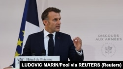 Емманюель Макрон закликав врахувати попередній досвід порушень Росією своїх зобов’язань, наголосивши на необхідності продовжувати підтримку України та посилювати тиск на Москву до досягнення тривалого миру