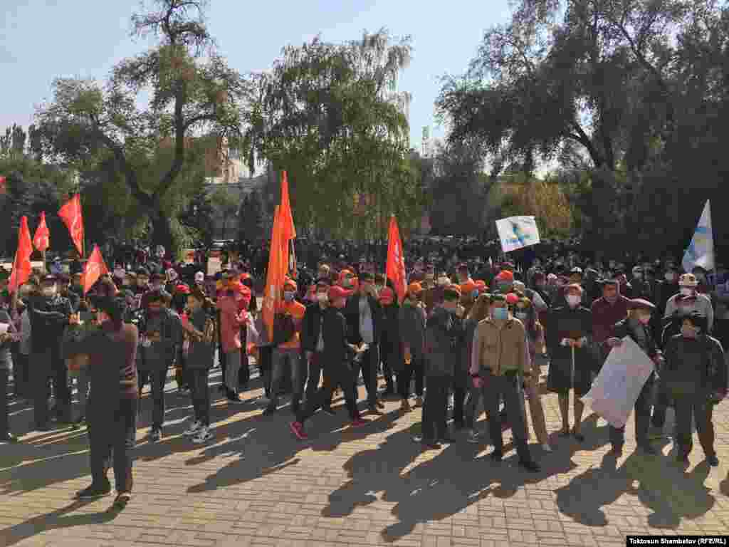 Бишкектеги Опера жана балет театрынын имаратынын жанында парламенттик шайлоонун жыйынтыгын тааныбоого жана жокко чыгарууга чакырган митинг өттү. Ага "Ата Мекен", "Республика" жана "Замандаш", "Бир Бол" партияларынын лидерлери, өкүлдөрү катышты. Алар шайлоо жыйынтыгын жокко чыгарууну, кайрадан шайлоо өткөрүүнү талап кылып, ага бир күч менен катышарын билдиришти. 