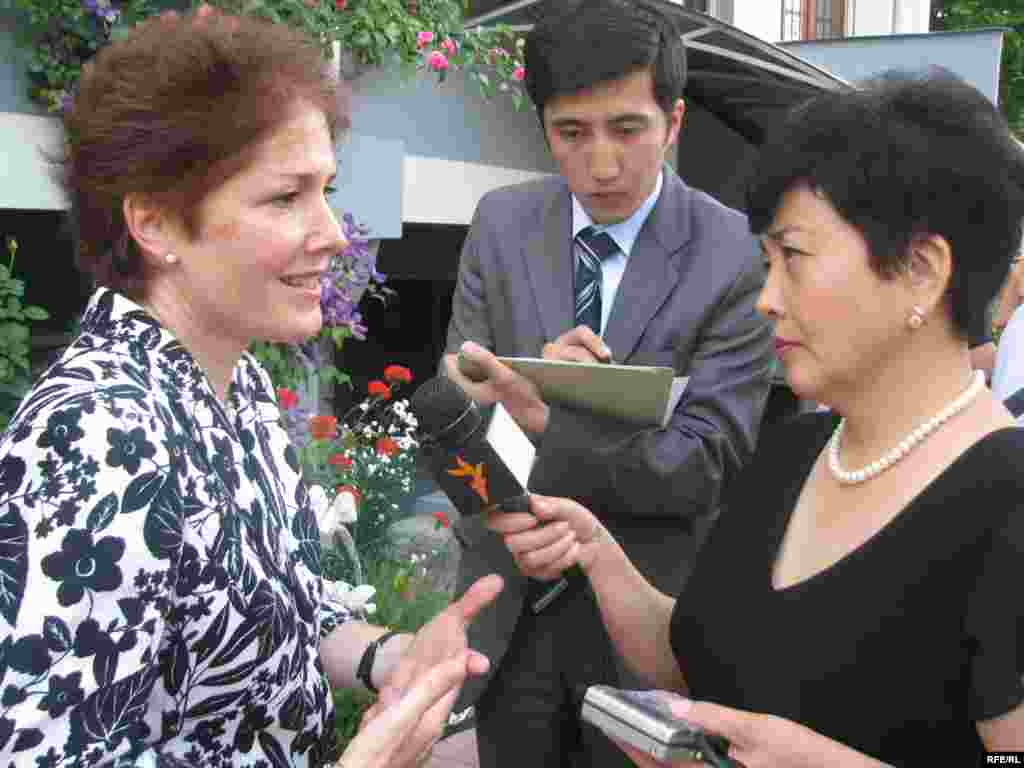 АКШнын Кыргызстандагы мурдагы элчиси Мари Йовановичтен интервью алып жаткан учур.&nbsp;