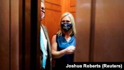 Marjorie Taylor Greene, republikanka koja je opozvana iz dva kongresna komiteta, odlazi na sastanak u zgradi američkog kongresa 3. februara 2021. 