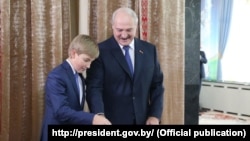 Аляксандар Лукашэнка і яго малодшы сын Коля на выбарчым участку. 11 кастрычніка 2015 году