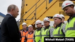 Владимир Путин Кемерово облусунда көмүр кенчилер менен жолуккан учуру. Иллюстрациялык сүрөт.
