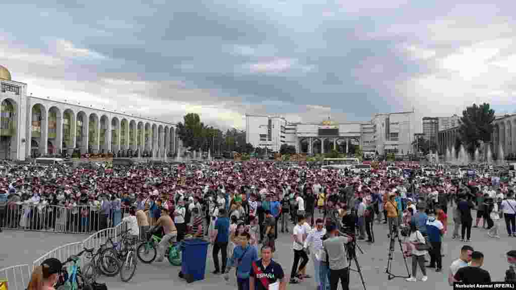 Бишкектеги борбордук аянтта, бир катар шаарларда чоң экрандар орнотулуп, күйөрмандар кыргызстандык балбандарды сүрөөнгө алып турду.