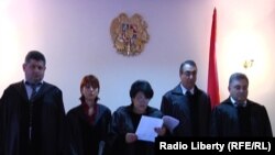 Армения – 5 судей Административного суда в почти пустом зале зачитывают решение по делу о тарифе на газ. Ереван, 26 июля 2010 г.  