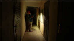 Le plouă în casă. Locatarii blocului de la Durlești afectat de incendiu adună apa în găleți și ligheane
