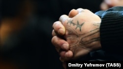 Руки осужденного в российской колонии. Иллюстративная фотография