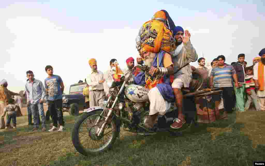 Участники трехдневного фестиваля сикхов Хола Мохалла в индийском городе Амритсар. 