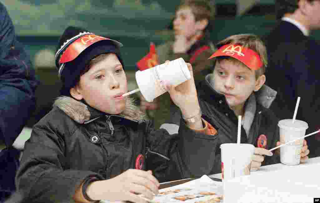 След толкова много чакане, никой не иска да си тръгва бързо.