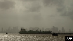 Иллюстрационное фото. Нефтяной танкер в Аравийском море вблизи побережья Мумбаи, 2023 год