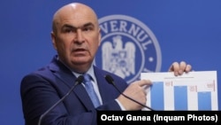 Premierul Ilie Bolojan a explicat într-o conferință de presă din 2 septembrie că reducerea a 40% din posturile totale din administrație ar însemna diminuarea a 10% din posturile ocupate efectiv.