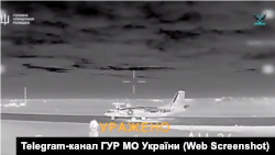 Скриншот із відео ГУР МО України, на якому дрон атакує російський транспортник Ан-26 у Криму
