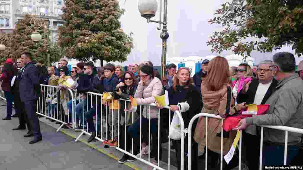 Граѓани се собират за пречек на папата Франциск во Скопје