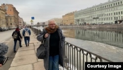 Татьяна Горичева идет по набережной Фонтанки