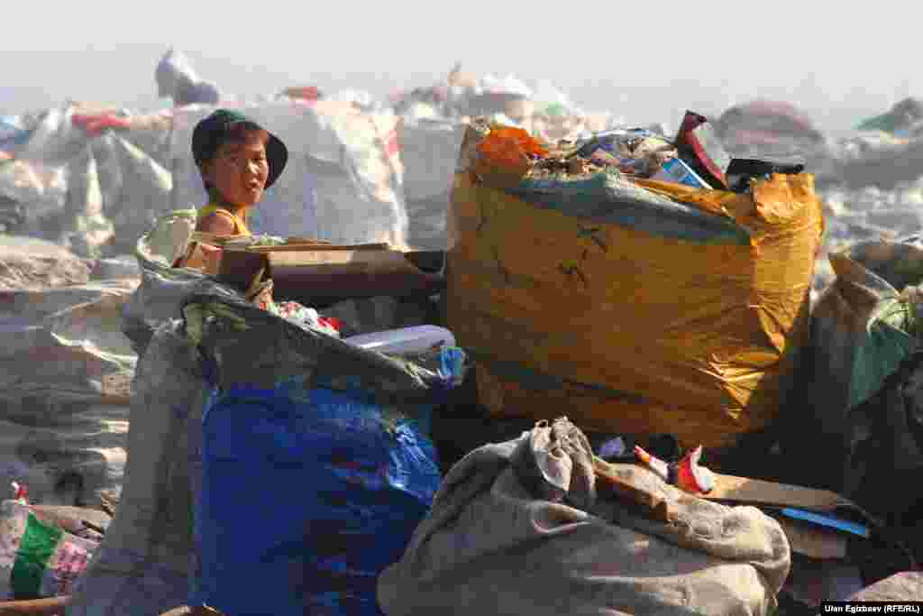 Таштанды талаасында пенсионерлер да, мектеп курагындагы балдар да иштешет.