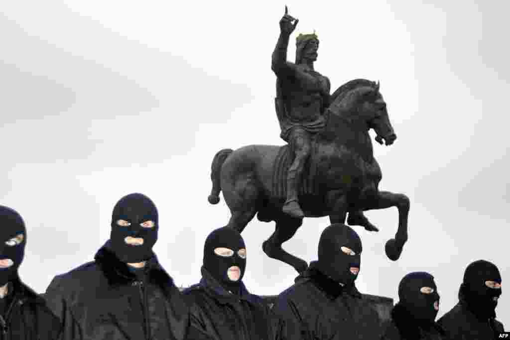 Полиция во время манифестации 8 ноября 2003 года