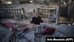 Հայ հավատացյալն աղոթում է Շուշիի հրթիռակոծված Սուրբ Ամենափրկիչ Ղազանչեցոց եկեղեցում, 13 հոկտեմբերի, 2020թ.