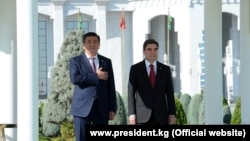 Президент Кыргызстана Сооронбай Жээнбеков (слева) во время госвизита в Туркменистан с главой республики Гурбангулы Бердымухамедовым. 23 августа 2018 года.