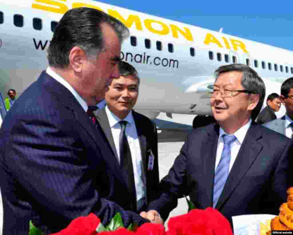 В международном аэропорту "Манас" президента РТ встретил глава правительства КР Сатыбалдиев