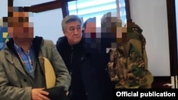 Адамкул Жунусовду Кыргызстанга алып келгенде тартылган сүрөт.