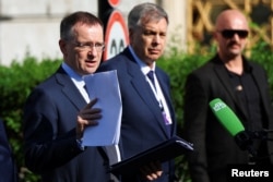 În imagine, șeful delegației ruse, consilierul prezidențil Vladimir Medinsky, în timpul unei convorbiri cu presa, la Istanbul, în 2 iunie.