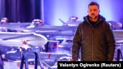 Президент України Володимир Зеленський на виставці українських безпілотників-ракет «Пекло» у День Збройних сил України. Київ, 6 грудня 2024 року