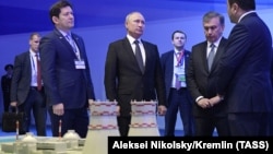 Президент России Владимир Путин и президент Узбекистана Шавкат Мирзияев у макета АЭС на церемонии, посвященной началу работ для определения места расположения будущей атомной электростанции. Ташкент, 19 октября 2018 года.