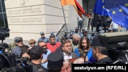 ერევანში, საგარეო საქმეთა სამინისტროსთან შეკრებილ აქციის მონაწილეებს პოლიციამ ტროტუარზე გადასვლა მოსთხოვა