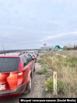 Очередь к АЗС в Малониколаевке на Луганщине