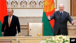 Колишній німецький посол у США Вольфганг Ішингер (ліворуч) та президент Білорусі Олександр Лукашенко під час Мюнхенської конференції з безпеки, Мінськ, 31 жовтня 2018 року